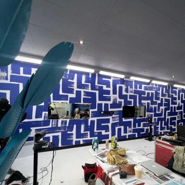 L'envers du décor !!🙃🙂
Reconnaissez-vous cet endroit??!! 
Oui,oui, c'est bien la chambre du Patron dans Big  Brother Célébrités!!🤩
Installation du papier peint par notre équipe!! 🤩
@nomaddesign_
@joey4ever_

#lenversdudecor #design #installationnomaddesign #chambredupatron #wallpaper #blancetbleu #décoration #projetdefou