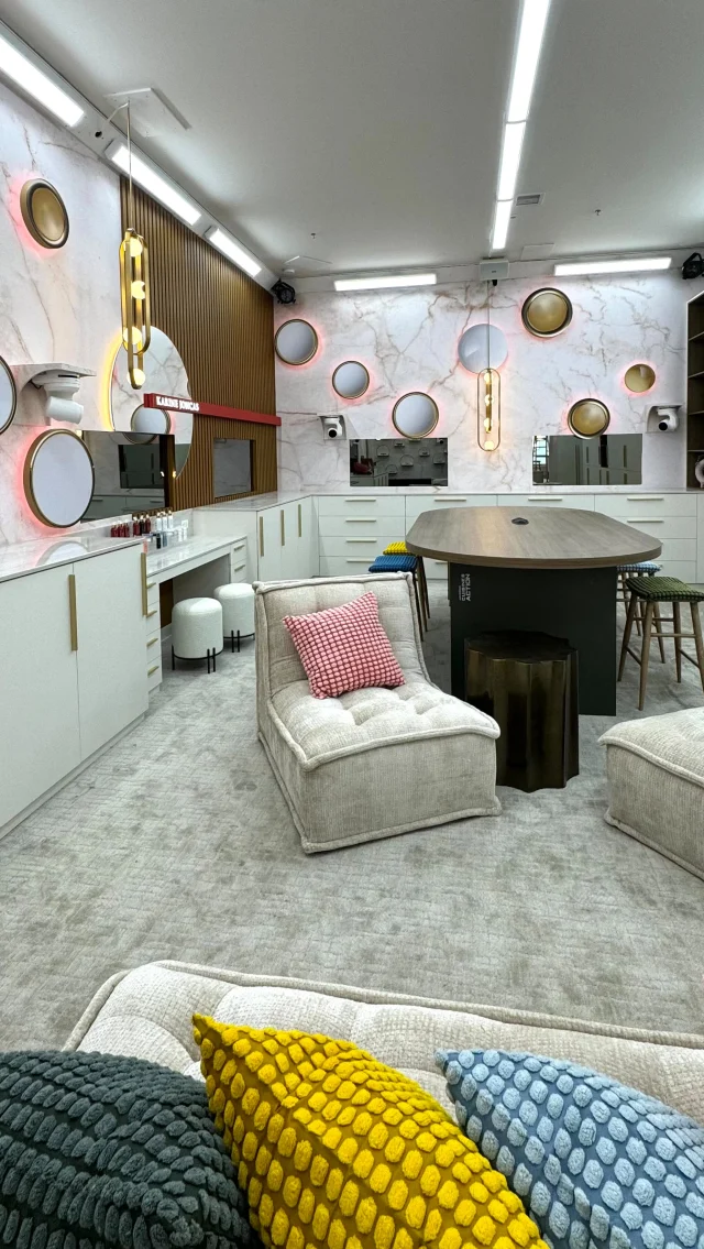 Nos décors à Big Brother Célébrités 🎥✨
 
Quelques-uns de nos décors ont été dévoilés lors de l’émission spéciale, et nous sommes ravis de partager un aperçu de nos créations avec vous ! 
 
Préparez-vous à une explosion de créativité avec des designs audacieux, des teintes vibrantes et des motifs uniques. 
 
Restez à l’affût pour découvrir encore plus de nos réalisations dans cette incroyable aventure avec @bigbrothercelebrites !
 
//
 
Our Designs for Big Brother Célébrités 🎥✨
 
Some of our creations were revealed during the special episode, and we’re thrilled to share a glimpse of our work with you!
 
Get ready for a burst of creativity with bold designs, vibrant colors, and unique patterns.
 
Stay tuned to discover even more of our contributions to this amazing journey with @bigbrothercelebrites !
.
.
.
#bigbrothercélébrités #noovo #designcréatif #décorsexclusifs #bbcelebrites #motifsetcouleurs #artetdesign #bigbrothercelebrites #noovonewyear #creativedesigns #exclusivedecor #burstofcreativity #patternsandcolors #artanddesign @joey4ever_