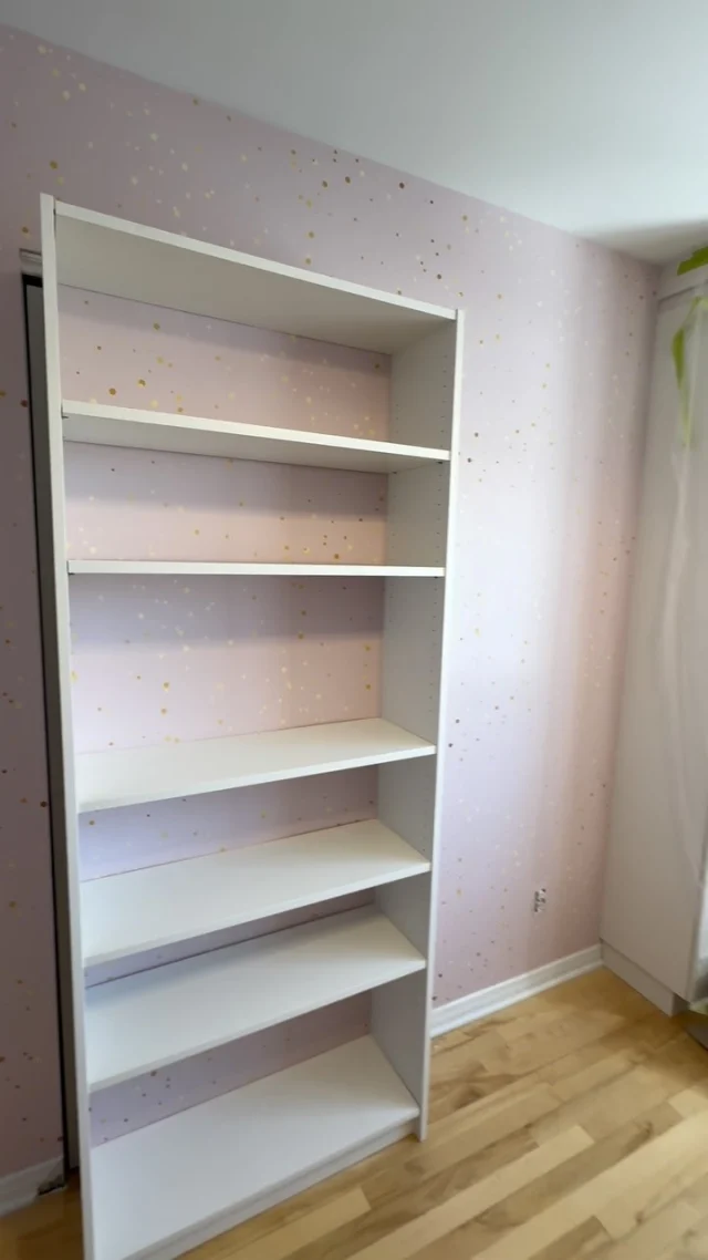 Un effet WOW jusque dans les moindres recoins.

Ce papier peint aux allures de confettis dorés transforme non seulement le mur, mais aussi l’intérieur de cette bibliothèque. Résultat : un décor raffiné, éclatant et plein de personnalité 💫

Parfait pour ajouter une touche de lumière et de fantaisie, sans en faire trop.

📩 Envie d’un projet unique ? Écrivez-nous pour une soumission !
___

A WOW effect down to the smallest details.

This gold confetti-inspired wallpaper transforms not only the wall, but also the inside of this bookshelf. The result? A refined, radiant space full of personality 💫

Perfect for adding a touch of sparkle and whimsy without going over the top.

📩 Want a unique project? Contact us for a quote!
.
.
.
#nomaddesign #papierpeint #murale #nomaddesignmural #décorationmurale #design #wallpaper #pink #homedecorating #homedesign @joey4ever_