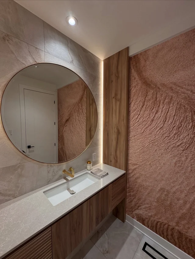 Texture et tendance au mur

Cette magnifique installation, issue de la collection de Chantal Couture, transforme la salle de bain en un espace à la fois chic et actuel.

Un parfait mélange de style, de matière et de caractère.
___

Texture and trend on the wall

This stunning installation, from Chantal Couture’s collection, transforms the bathroom into a space that’s both chic and modern.

A perfect blend of style, texture, and character.
.
.
.
#papierpeint #mural #wallpaper #nomaddesign #nomaddesignmural #homedeco #designerdintérieur #designer #design #decomurale #decosalledebain #luxurylifestyle #compagniequebecoise #chantalcouture @joey4ever_ @tendance_decor_chantal_couture