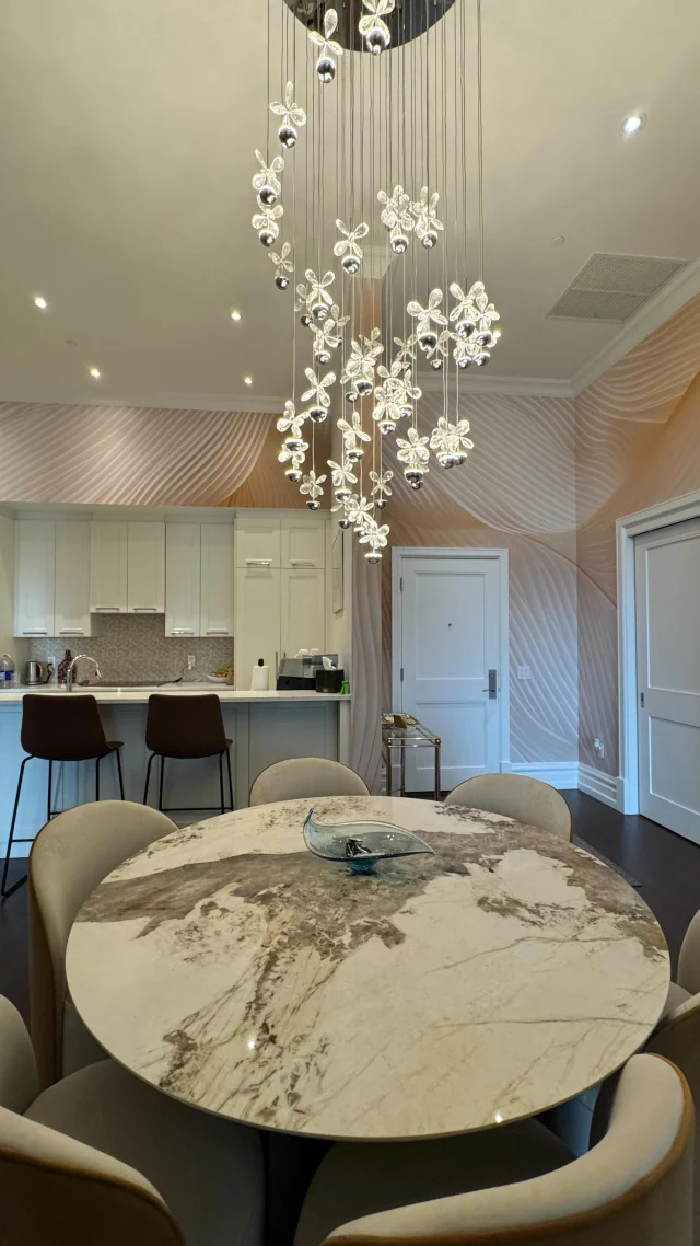 Pourquoi se contenter d’un seul mur ?

Cette installation époustouflante habille plusieurs murs avec style et caractère.

C’est plus que magnifique, c’est tout simplement spectaculaire !
___

Why settle for just one wall?

This breathtaking installation covers multiple walls with style and character.

It’s more than beautiful, it’s simply spectacular!
.
.
.
#nomaddesign #papierpeint #murale #nomaddesignmural #laval #décorationmurale #design #wallpaper #homedeco #decoration #décorationintérieure @joey4ever_
