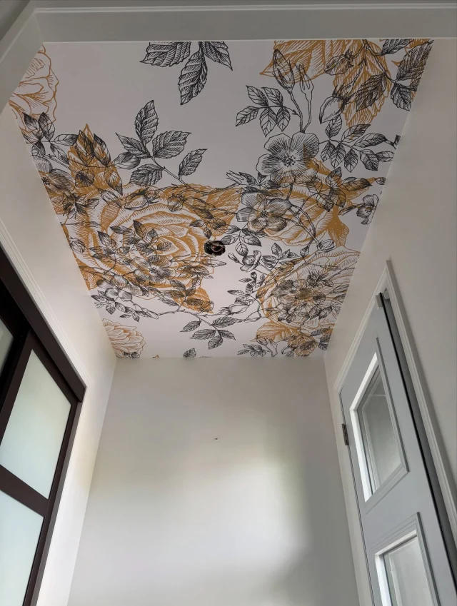 Tendance plafond ✨

Magnifique installation du papier peint KIMONO, issu de la collection d’Émilie Cerretti.

Qui a dit que les plafonds ne pouvaient pas être aussi design que les murs ?
Un détail qui fait toute la différence pour sublimer votre espace.
___

Ceiling Trend ✨

A stunning installation of the KIMONO wallpaper from Émilie Cerretti’s collection.

Who said ceilings can’t be as stylish as walls?
It’s the little details that make all the difference in elevating your space.
.
.
.
#papierpeint #mural #wallpaper #homedeco #plafonddesign #designdinterieur #collection #emiliecerretti #nomaddesign #nomaddesignmural @joey4ever_ @emilie_cerretti_design @emilie_cerretti @stephanelarente