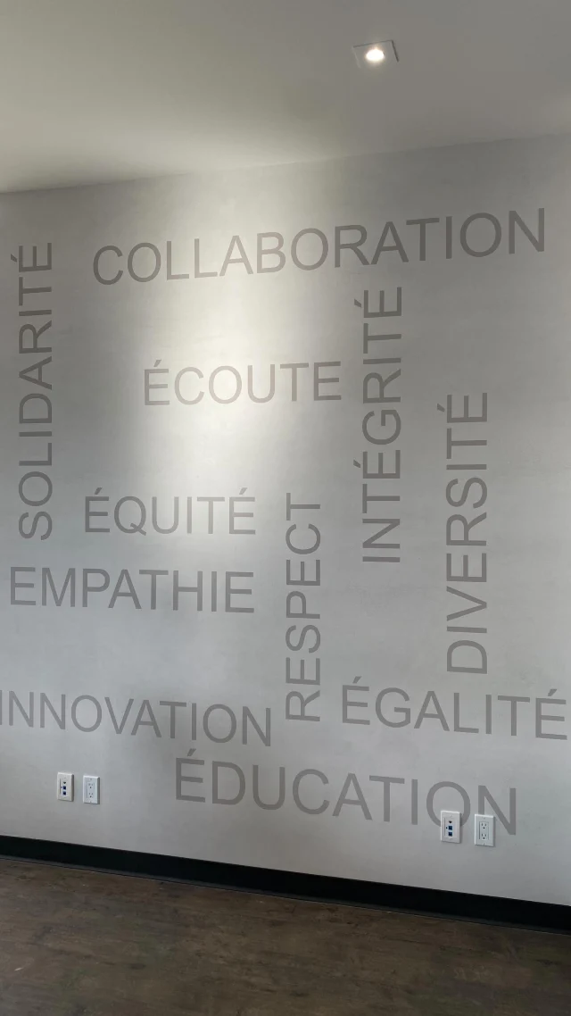 Mur, fenêtre, vitrine… pourquoi choisir ?

Nos vinyles autocollants transforment n’importe quelle surface en outil de communication ou en élément de décor puissant.

✨ Sur vos murs : un visuel percutant, facile à poser et à retirer
✨ Sur vos fenêtres : vinyle perforé ou plein pour plus d’intimité sans sacrifier la lumière
✨ Effet translucide : parfait pour un look doux, lumineux et élégant

Ce projet, réalisé en collaboration avec la designer Chantal Couture, démontre à quel point le vinyle peut allier esthétique, message et fonctionnalité.

📞 Besoin d’un coup d’œil ou d’une soumission rapide ?
Contactez notre équipe !
___

Wall, window, storefront… why choose just one?

Our adhesive vinyl transforms any surface into a powerful design element or communication tool.

✨ On your walls: bold visuals, easy to apply and remove
✨ On your windows: perforated or solid vinyl for privacy without losing light
✨ Translucent effect: perfect for a soft, bright, and elegant finish

This project, created in collaboration with designer Chantal Couture, shows just how beautifully vinyl can combine aesthetic, message, and function.

📞 Need a quick quote or design idea?
Reach out to our team!
.
.
.
#nomaddesign #papierpeint #murale #nomaddesignmural #décorationmurale #design #wallpaper #designer #vinyle #team #compagnie #bienetre #travail #salledereunion @joey4ever_ @tendance_decor_chantal_couture
