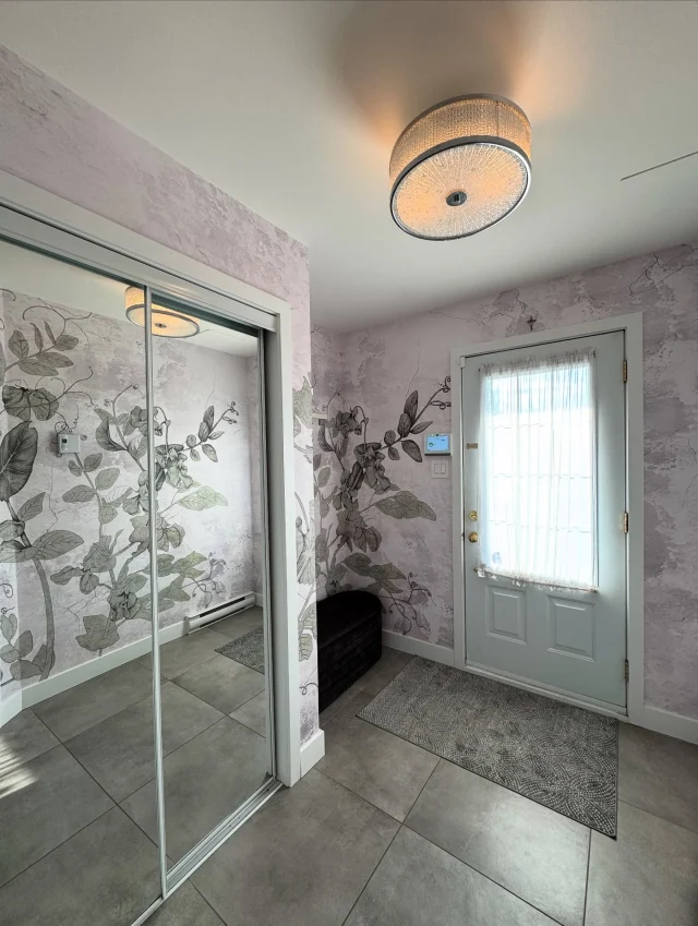 Dès le premier regard, le ton est donné.

Un papier peint qui transforme une entrée en un espace accueillant et raffiné.

👉 Pour en savoir plus sur notre service d’installation, écrivez-nous à : info@nomaddesignmural.ca
___

From the very first glance, the tone is set.

Wallpaper that transforms an entryway into a welcoming and refined space.

👉 To learn more about our installation service, write to us at: info@nomaddesignmural.ca
.
.
.
#papierpeint #wallpaper #design #decohome #decoentree #homedesign #print #mural #nomaddesign #laval #servicecomplet @joey4ever_